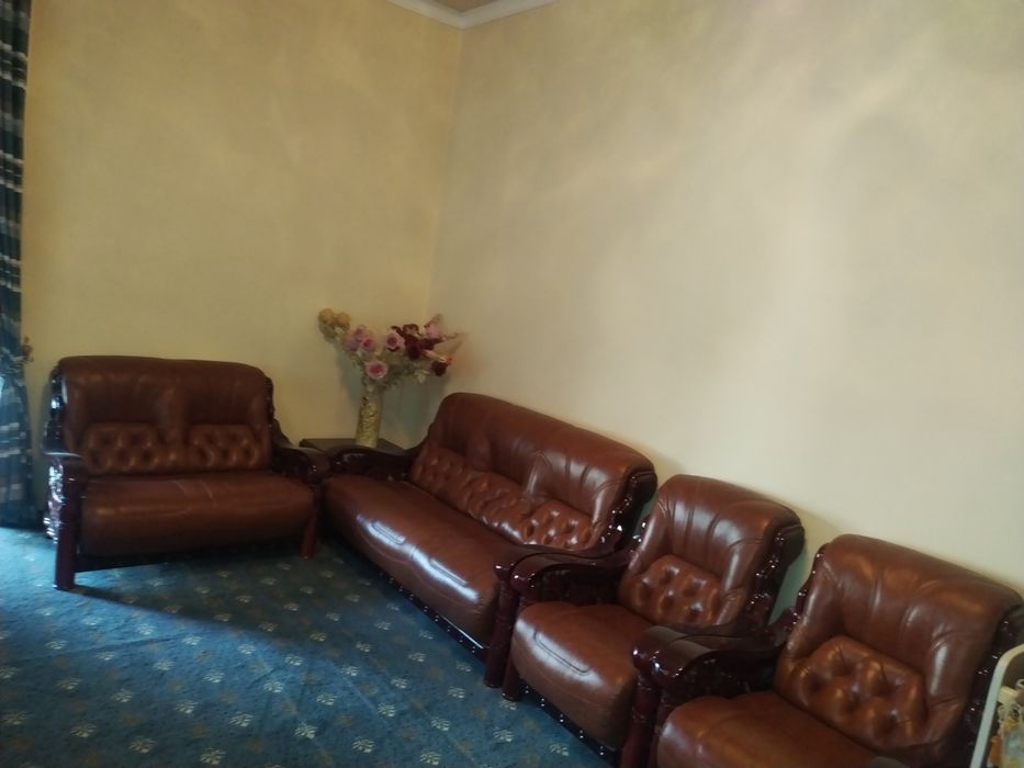 Зал учун кожаный диван