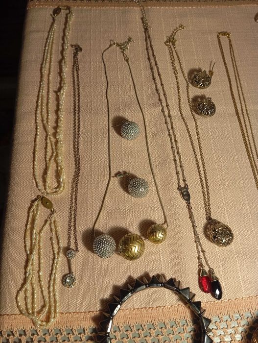 Женски бижута колиета гривни и брошки