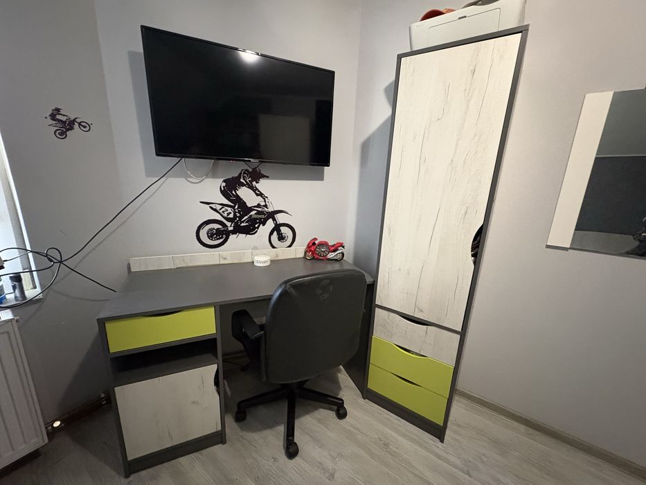 Vând set complet de mobilier pentru cameră de tineret, în stare foarte bună, bine întreținut.