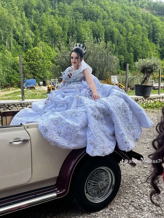 Vând Rochie de mireasa purtata doar câteva ore