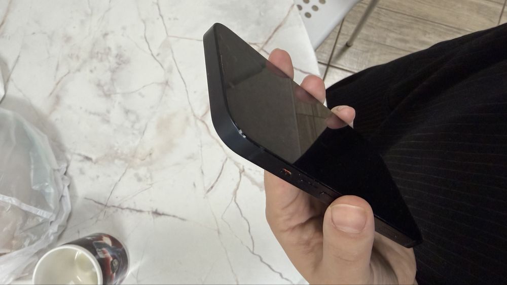 Продам IPhone 13