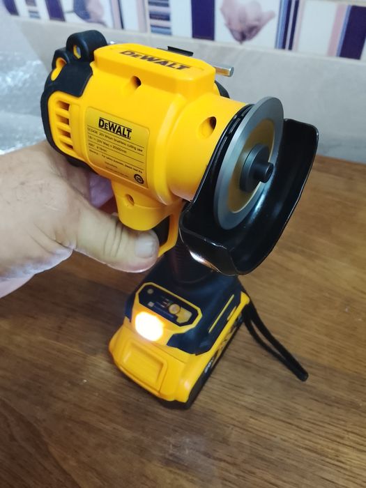 Mini flex DeWalt cu o baterie de 6 A Nou