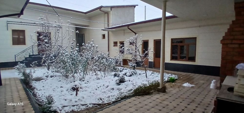 Назарбек Тарновда уй сотилади.4соток5хона.Газ,свет,сув,канализация бор