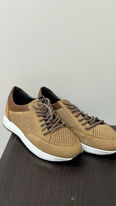 Новые кроссовки.