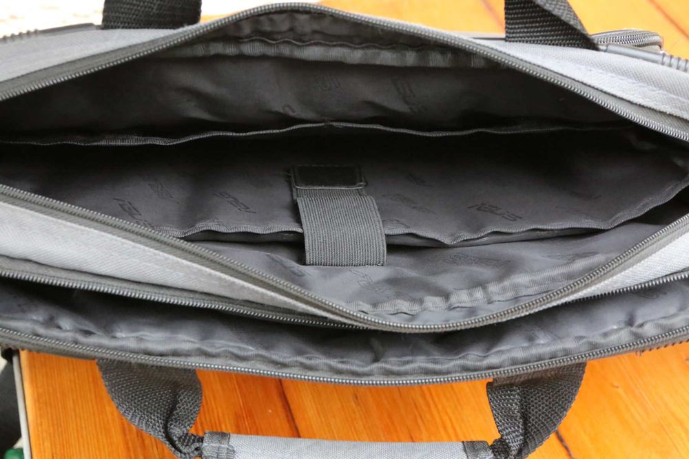 Чанта  за лаптоп има вътре прегради и дълга дръжка.