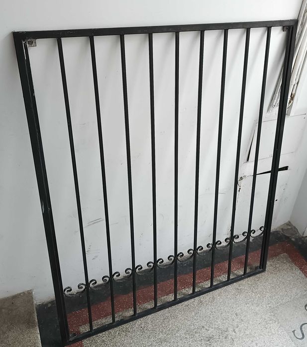 Vand 2 grilaje metalice pentru ferastra