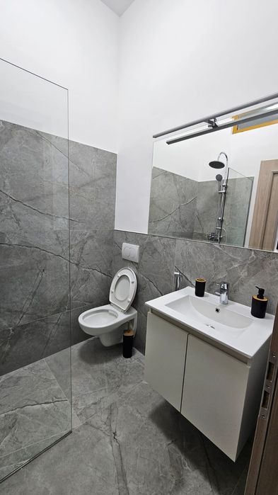 Inchiriez casă pe termen scurt 600/ zi 800 in weekend  0 mp utili, 1