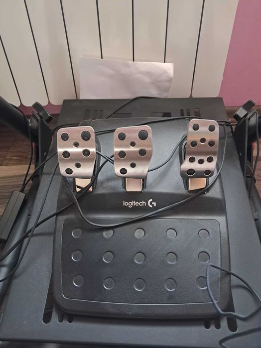 Logitech G29 със стойка като нов