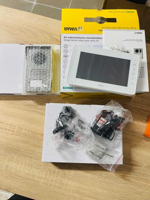 Kit de interfon video Vimar K40910 panou de intrare gri și monitor alb