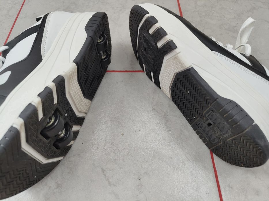 Adidași cu roți mărime 40