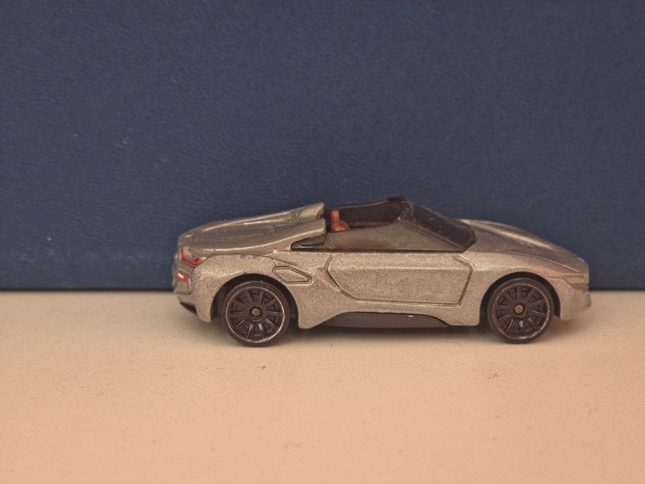 Mașinuța hotwheels BMW I8 Roadster