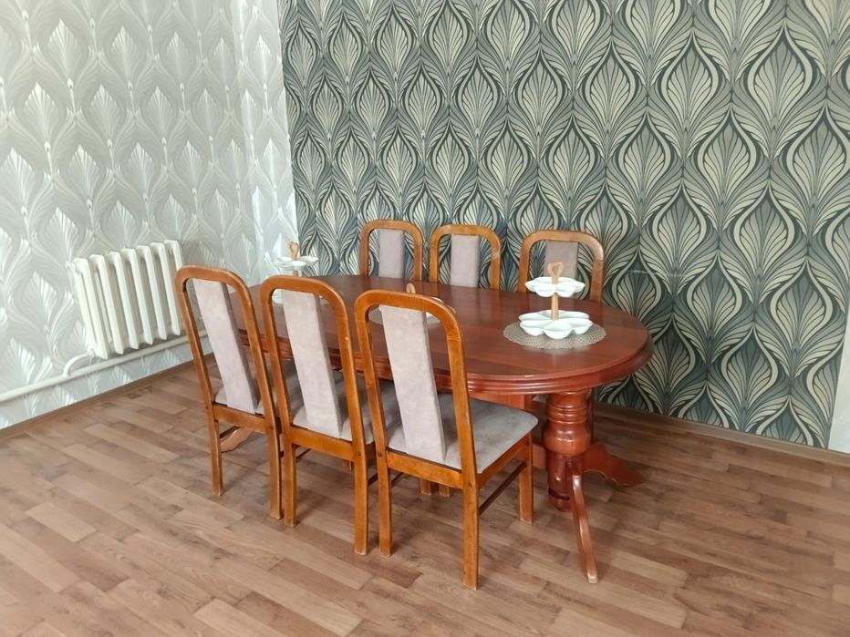 Стол и стулья из дерева