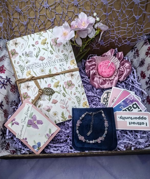 Подаръчна Кутия За 8-МИ МАРТ с гривна -стомана и полискъпоценни камъни