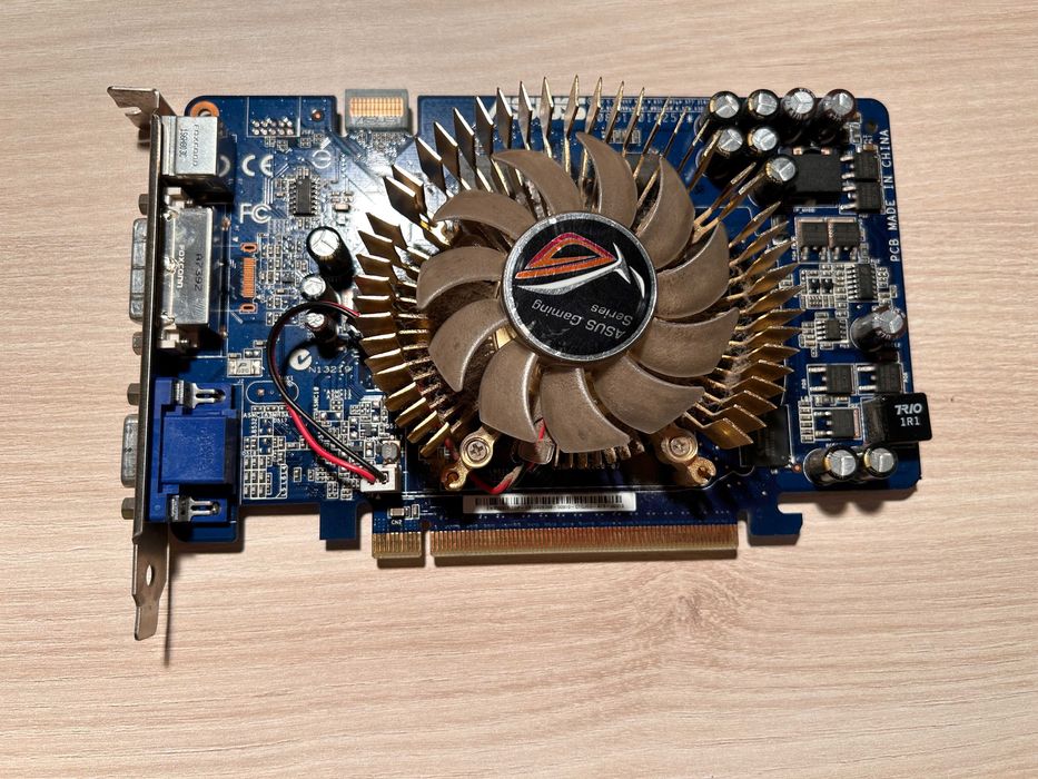 Продавам видео карта ASUS EN8500GT TOP 256MB