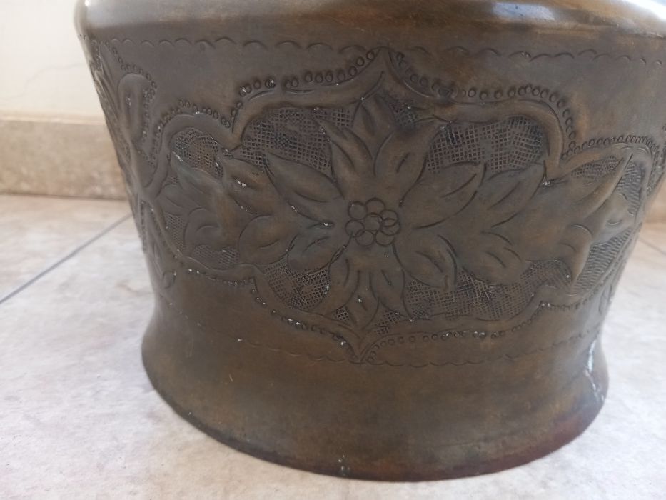 Медна саксия с орнаменти.