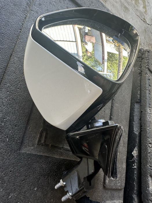 Боковое правое зеркало