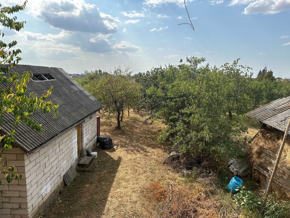 Casa +anexa+teren 23 ari .