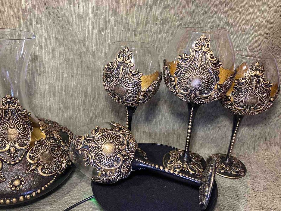 Ръчно декориран сет от 5 части - 4 чаши и декантер в злато