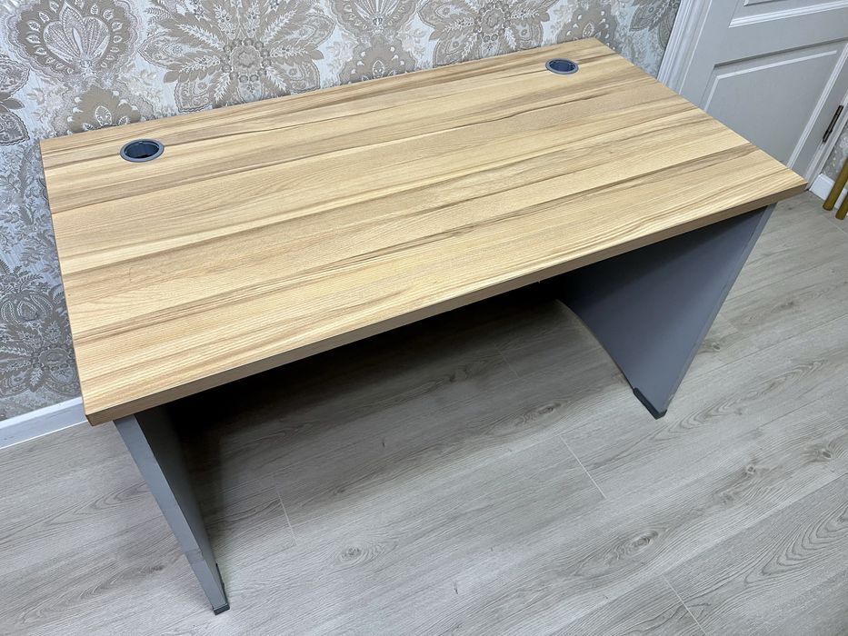 Стол офисный, письменный.