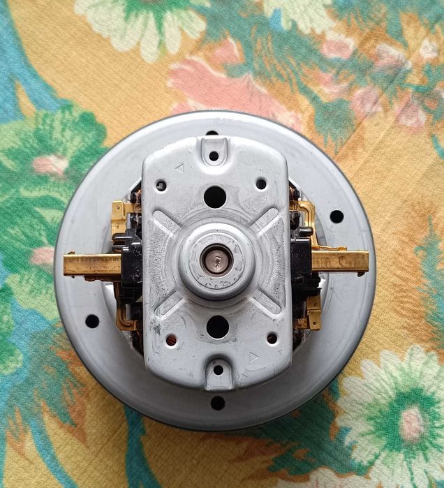 Електромотор за прахосмукачка PANASONIC 1200 W с 2 гумени уплътнения.