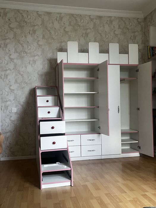 Детский шкаф и стол для девочки
