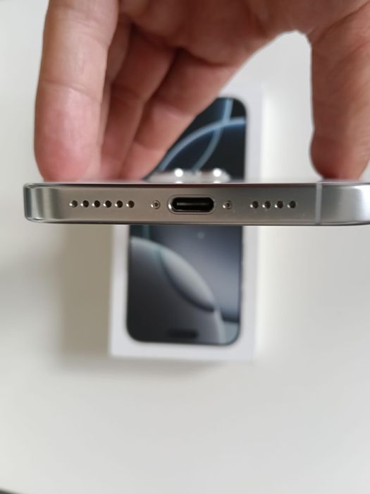 Vand iphone 16 pro max  alb 256 impecabil