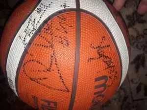 Baschet CS Valcea --Minge cu autografe -Banii merg la un baiat bolnav.