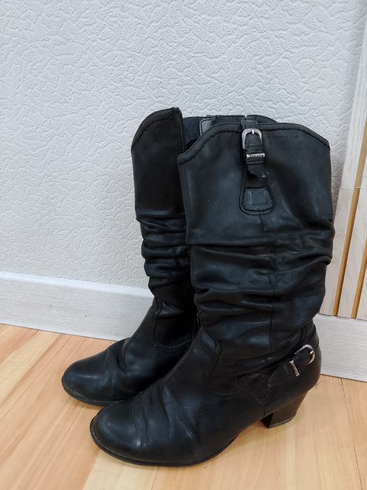 Аяқ киімдер сатылады