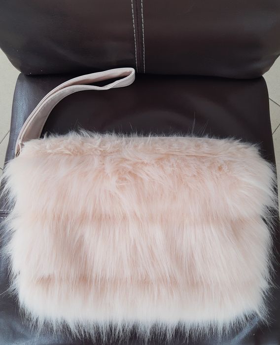 Дамска (ръчна) чантичка Guess