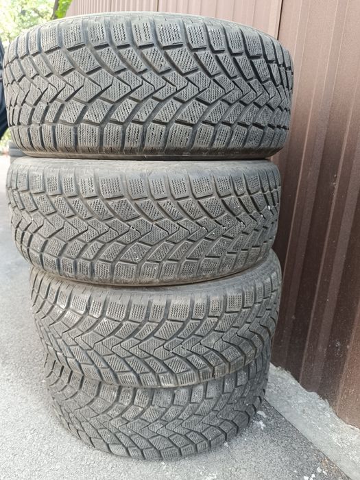 Продам зимние шины 215 55 R17