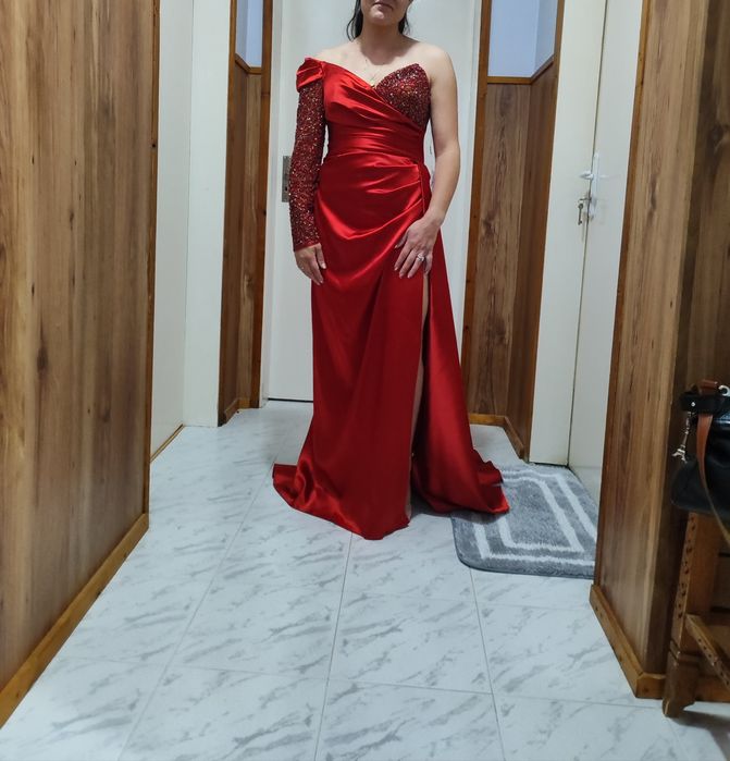 Червена официална рокля