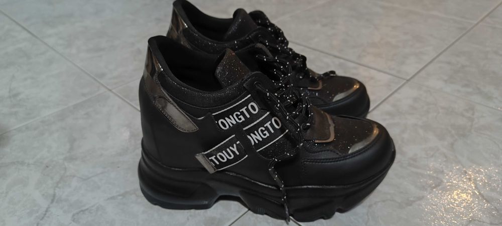 Дамски сникърси с вътрешна платформа