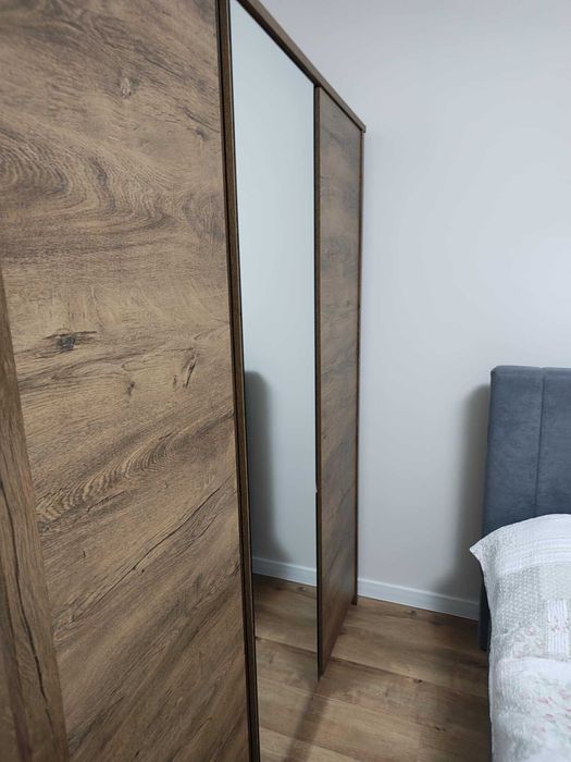 Нов трикрилен гардероб с огледало