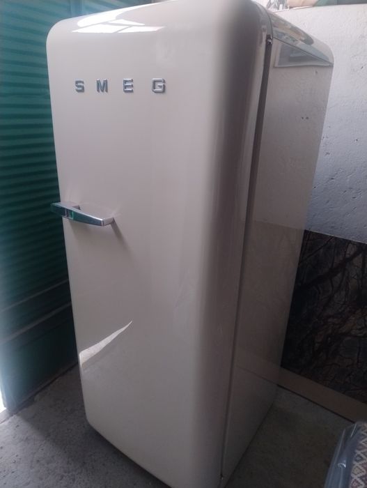 Хладилник Smeg с вътрешна камера