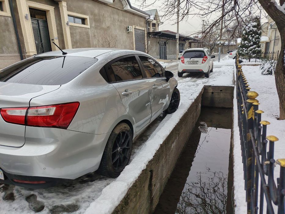 Avariniy Kia Riyo srochna sotiladi