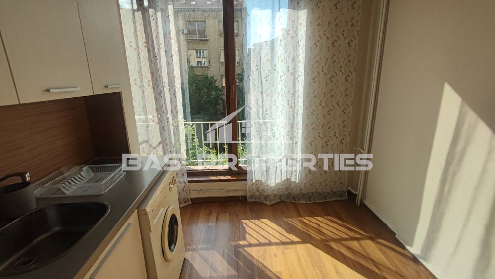 Дава се под наем Двустаен апартамент в София, Център - 49 кв.м за 561 € - Снимка #2