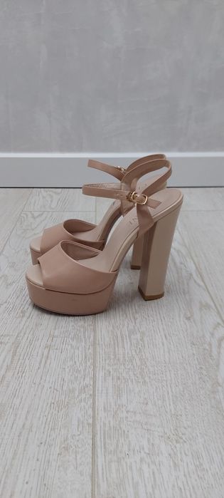 Босоножки на высоком каблуке