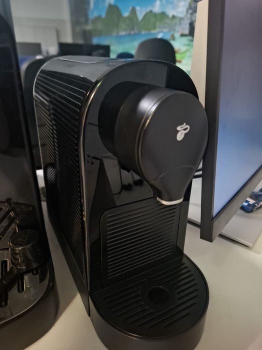 vand expresor cafea cu capsule.nou. 15 bari,10 cafele incluse