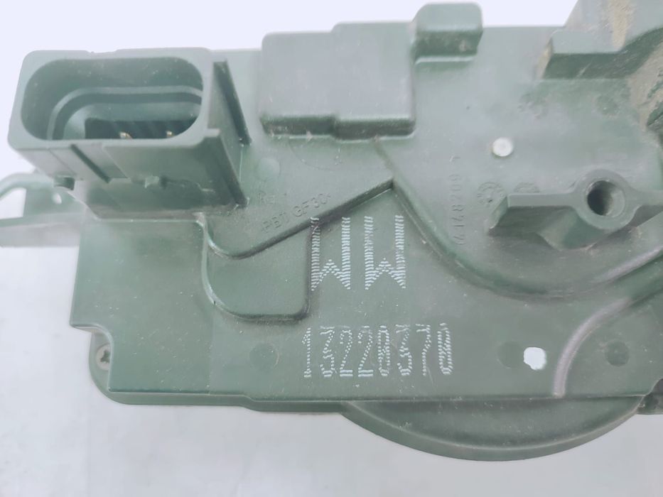 Broasca incuietoare dreapta fata 13220370 Opel Astra H  [din 2004 pana  2007]