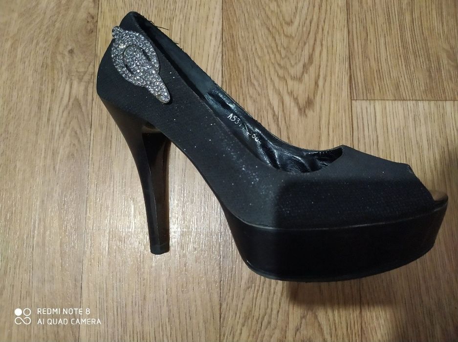 Продаю две пары красивые туфли