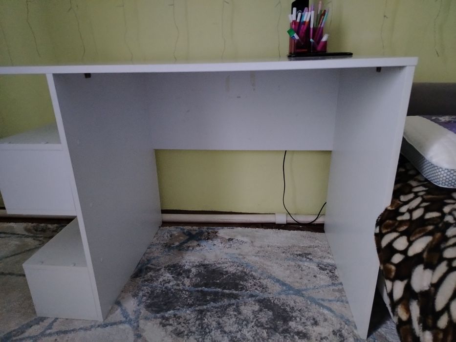 . Стол в комнату.