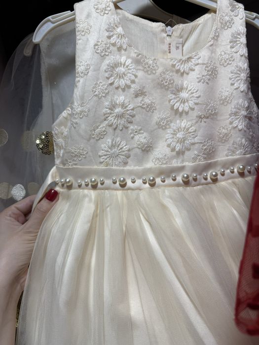 Праздничное платье для девочки в хорошем состоянии.