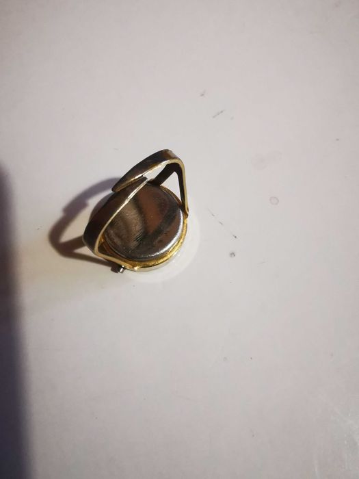 Пръстен часовник дигитален. Не знам дали работи! С регулируема халка.