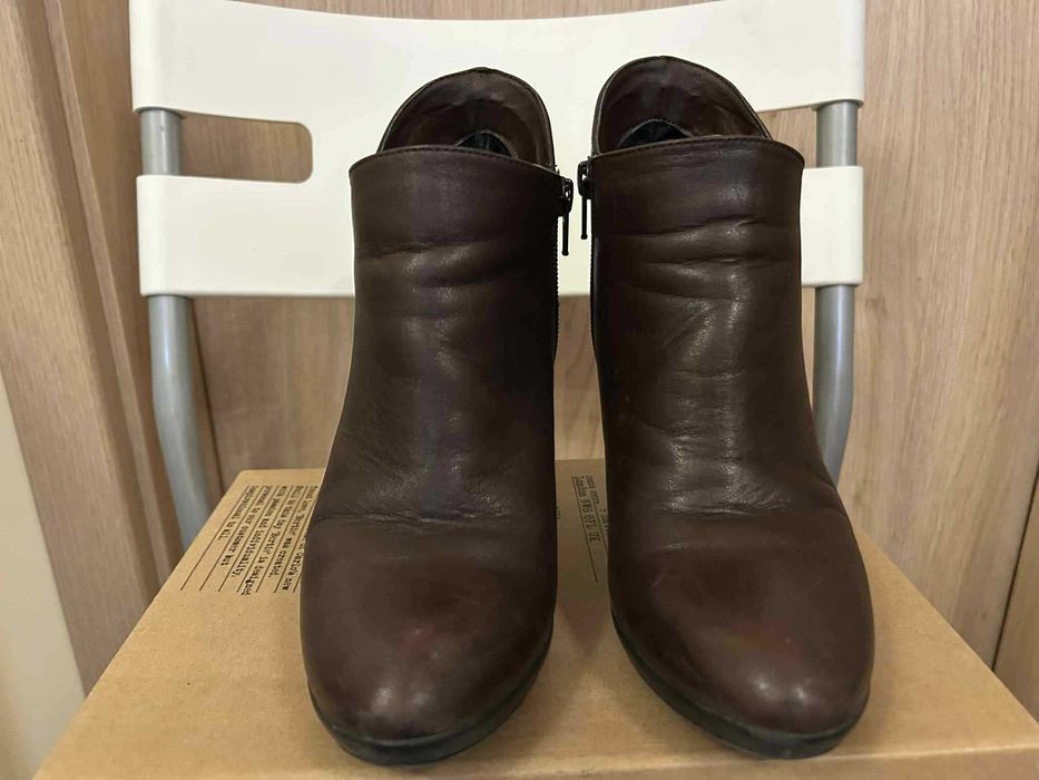 Тъмнокафяви дамски боти на ток