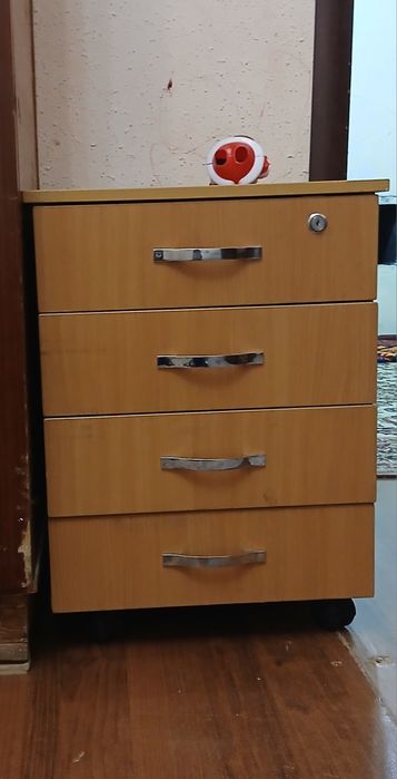 Продам тумбочка.