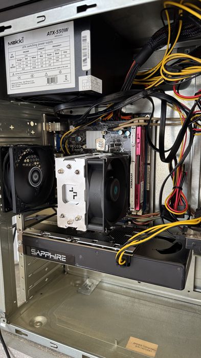 Продавам компютър подходящ за игри Xeon/16gb DDR3/RX470 4GB/SSD