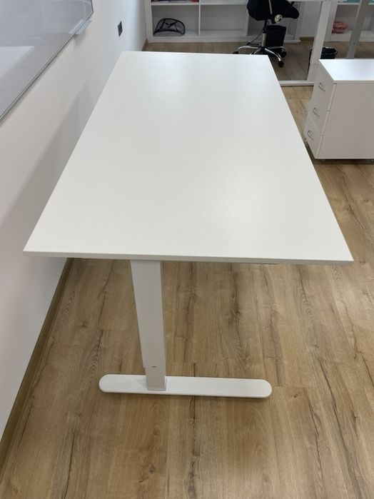 Регулируемо бюро с контейнер