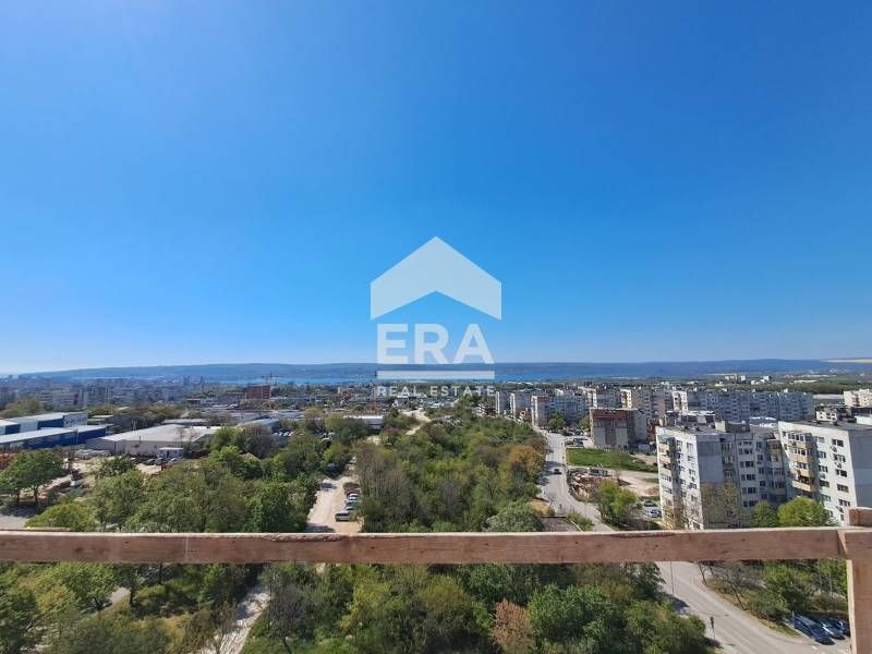 Четиристаен апартамент за продажба, с голяма дневна и тераса, в новост