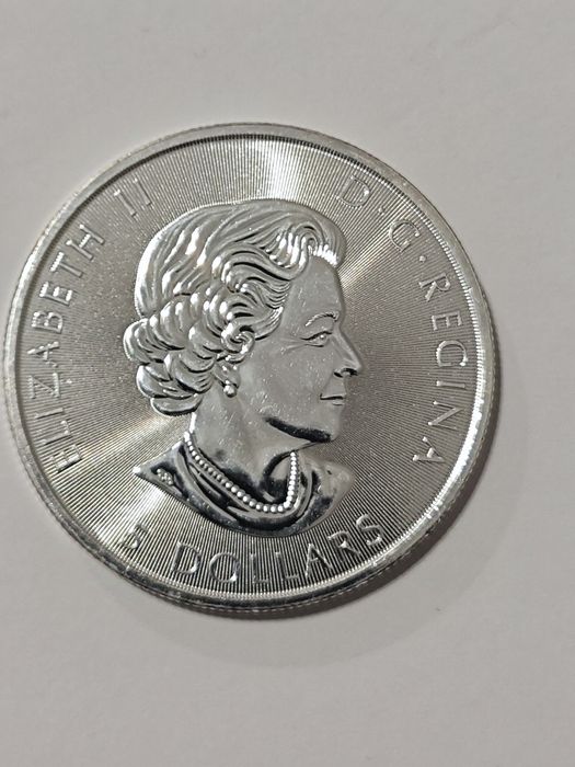 Сребърни монети и сребърен юбилен герб Елизабет 2