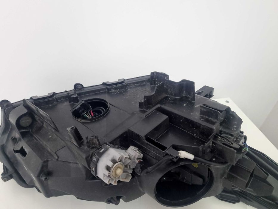 Продавам ляв фар за Lexus NX